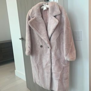 Fur coat. Viscose lining.